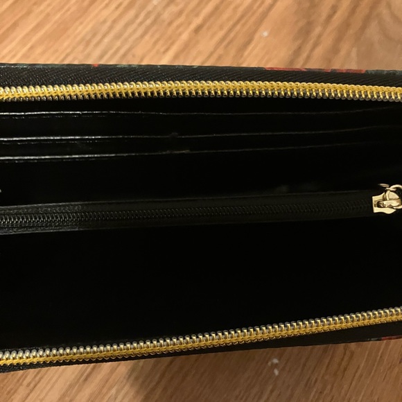 Red floral wallet - Picture 3 of 3